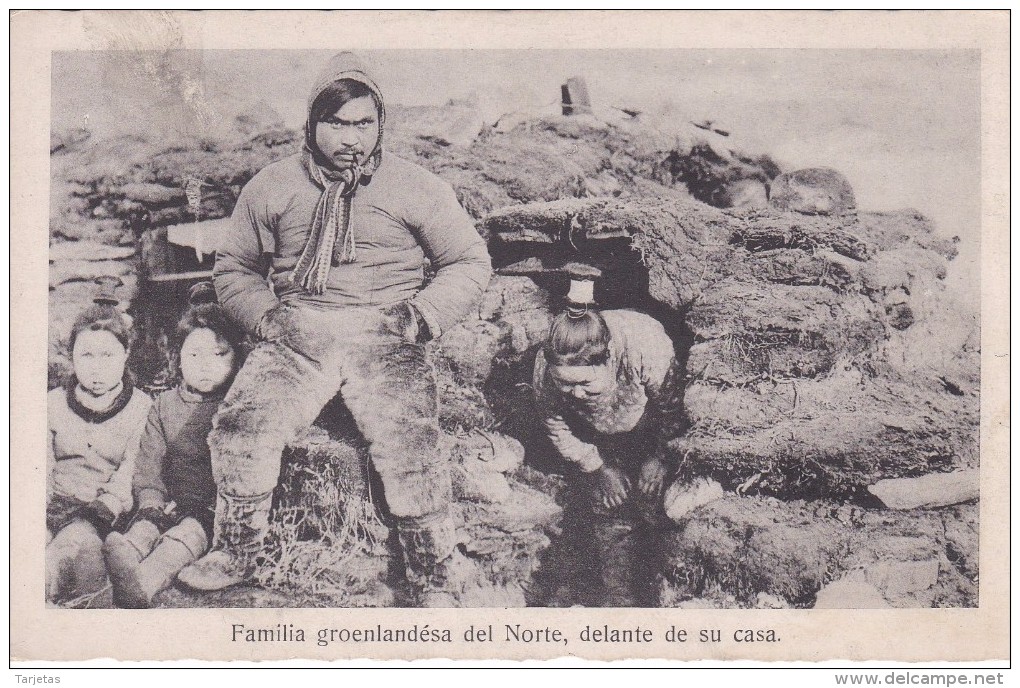 POSTAL DE FAMILIA GROENLANDESA DEL NORTE DELANTE DE CASA (GROENLANDIA)