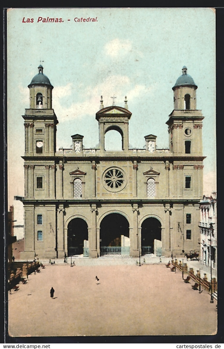 Postal Las Palmas, Catedral con unas personas