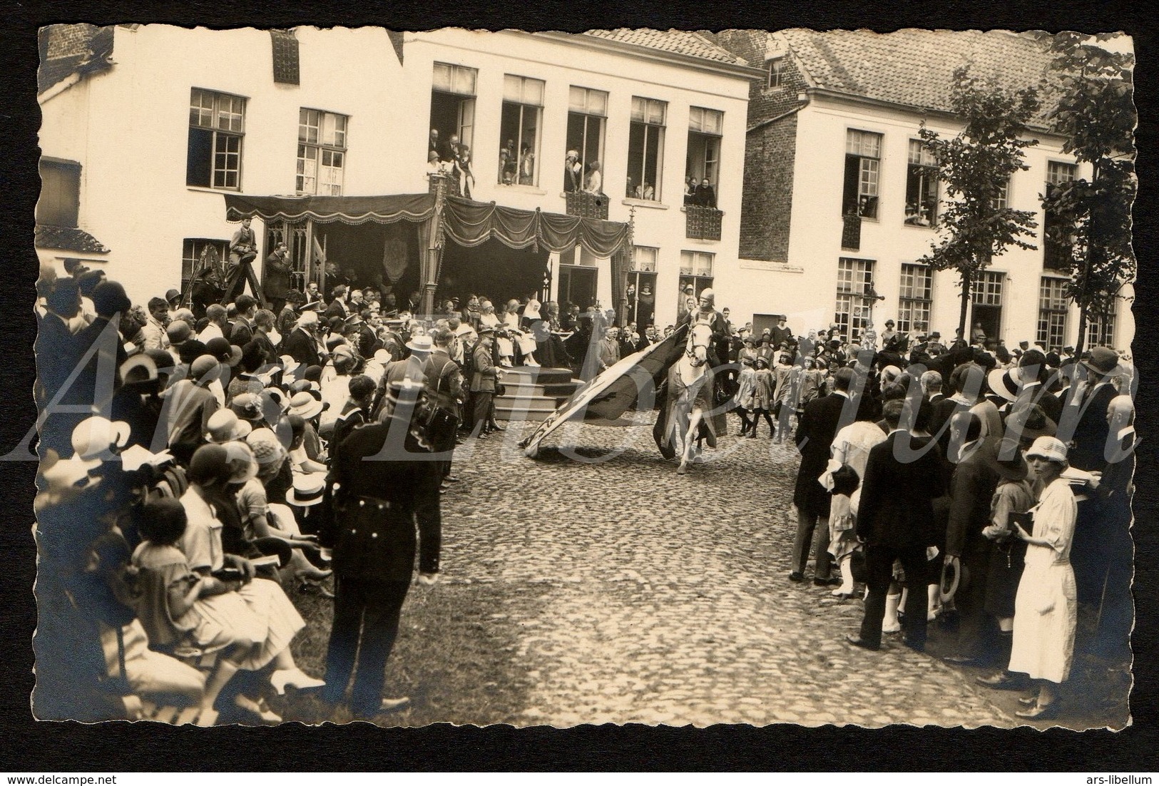 Postcard / CPA / ROYALTY / Belgique / België / Reine Elisabeth / Brugge / 1925 / photo Favresse / Begijnhof