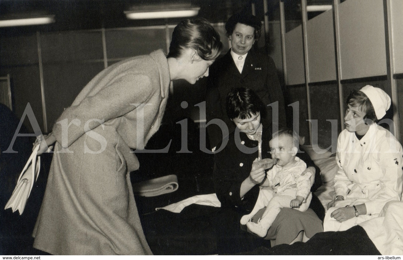 Postcard / ROYALTY / Belgium / België / prinses Paola / princesse Paola / vluchtelingen / réfugiés / Bruxelles / 1960