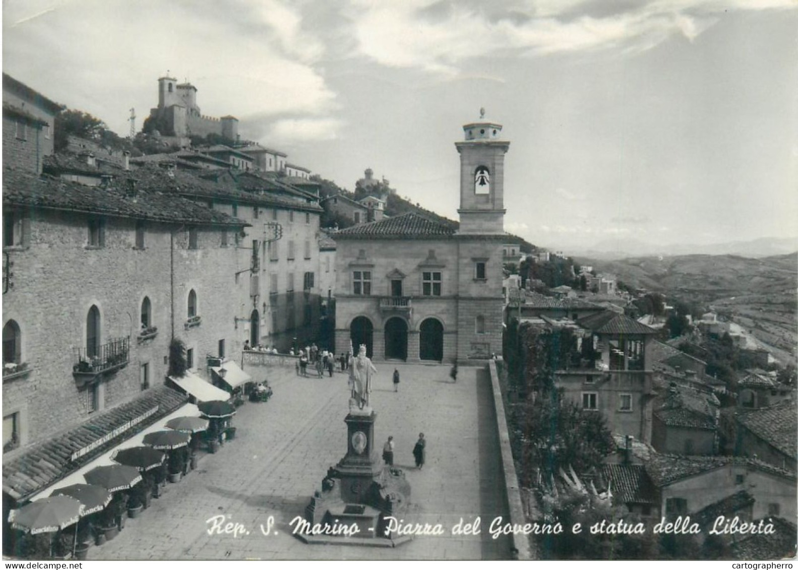 Postcard San Marino Piazza del Governo e statua della liberta