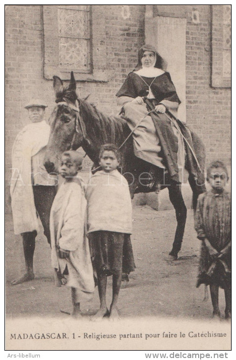 ❤️ POSTKAART / Madagaskar / Madagascar / Religieuse partant pour faire le Catéchisme
