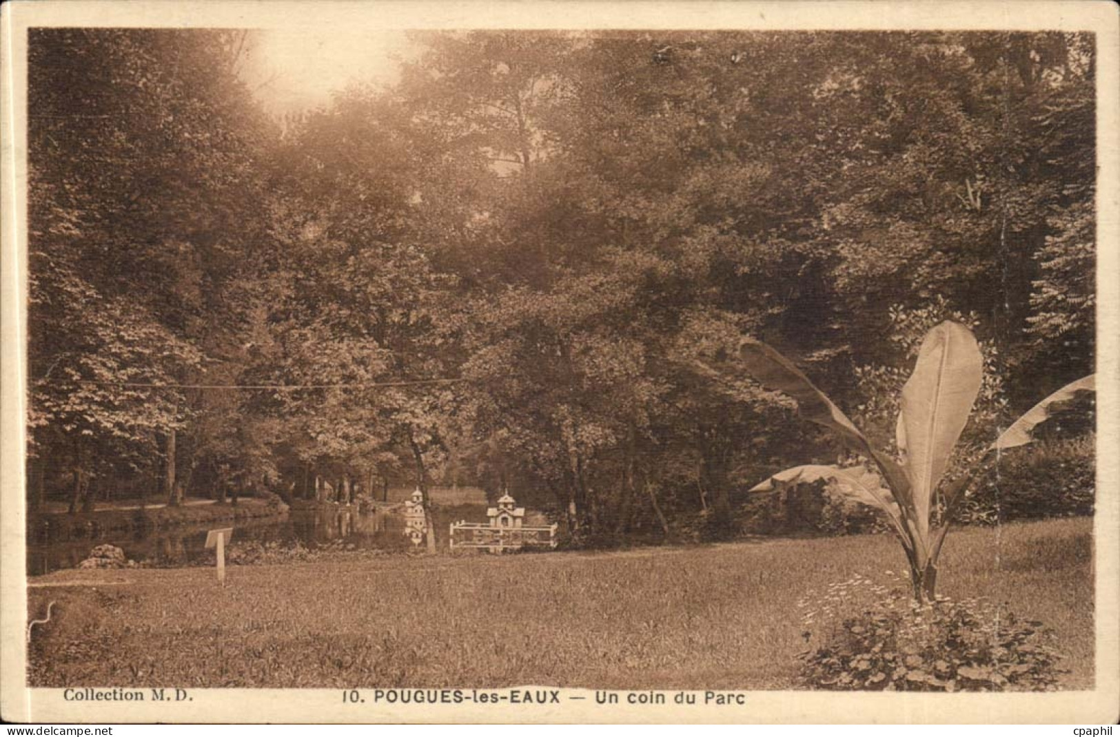 Pougues les Eaux CPA Un coin du parc