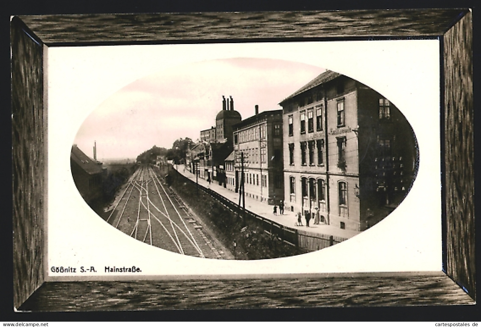 Präge-AK Gössnitz /S.-A., Hainstrasse mit Bahngleis, Passepartout