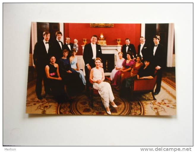 President Reagan -with his family  - 1980  VF  D67534