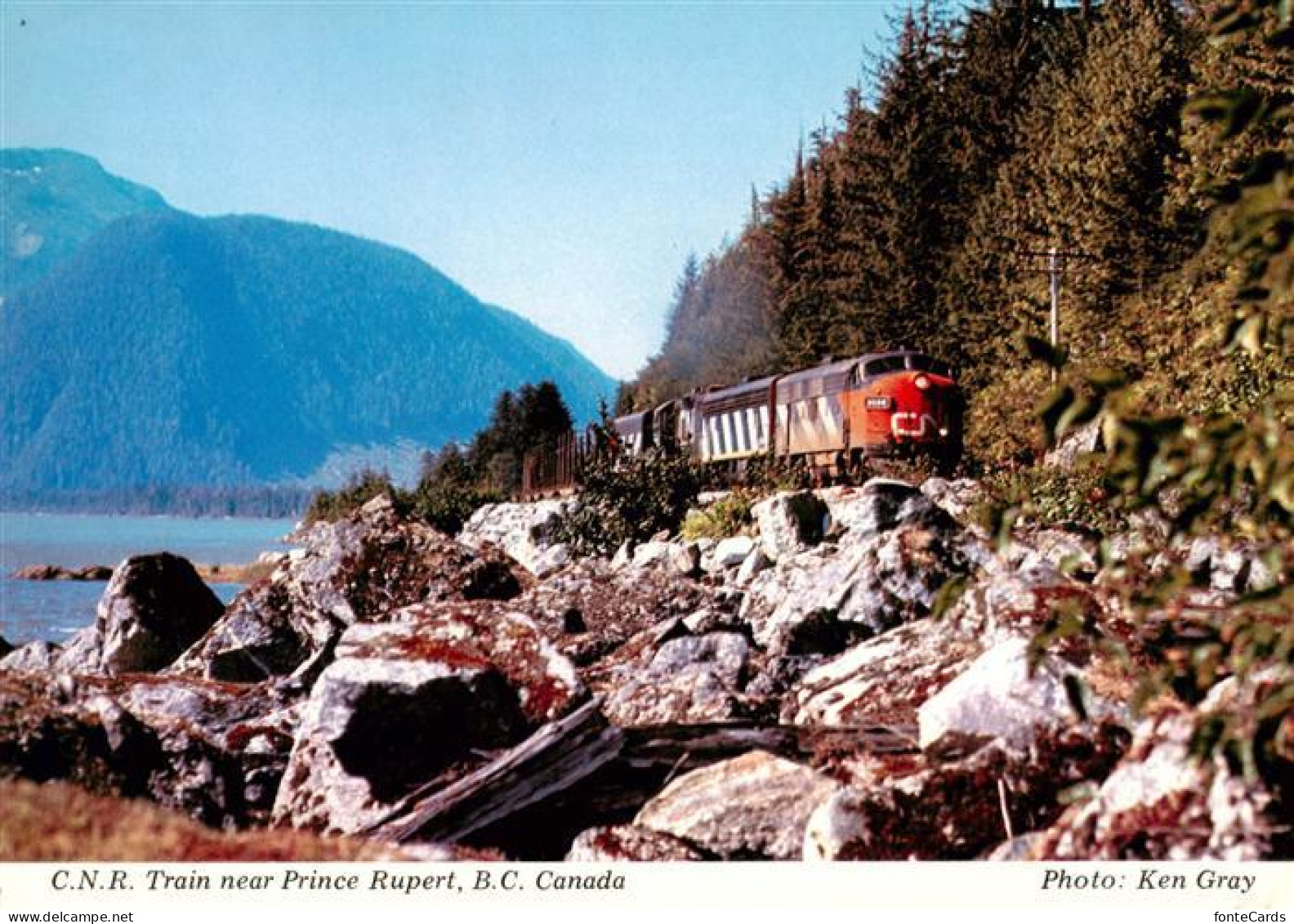 Prince Rupert CNR-Eisenbahn Bahn Zug Kueste Berge Felsen Meer Skeena-River Wald