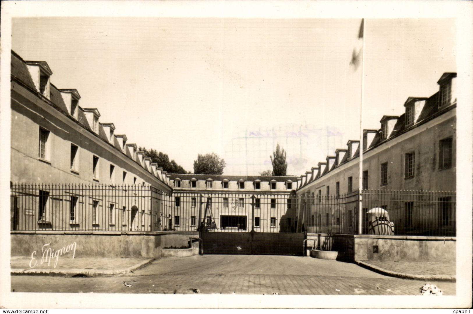 Provins CPA Les casernes