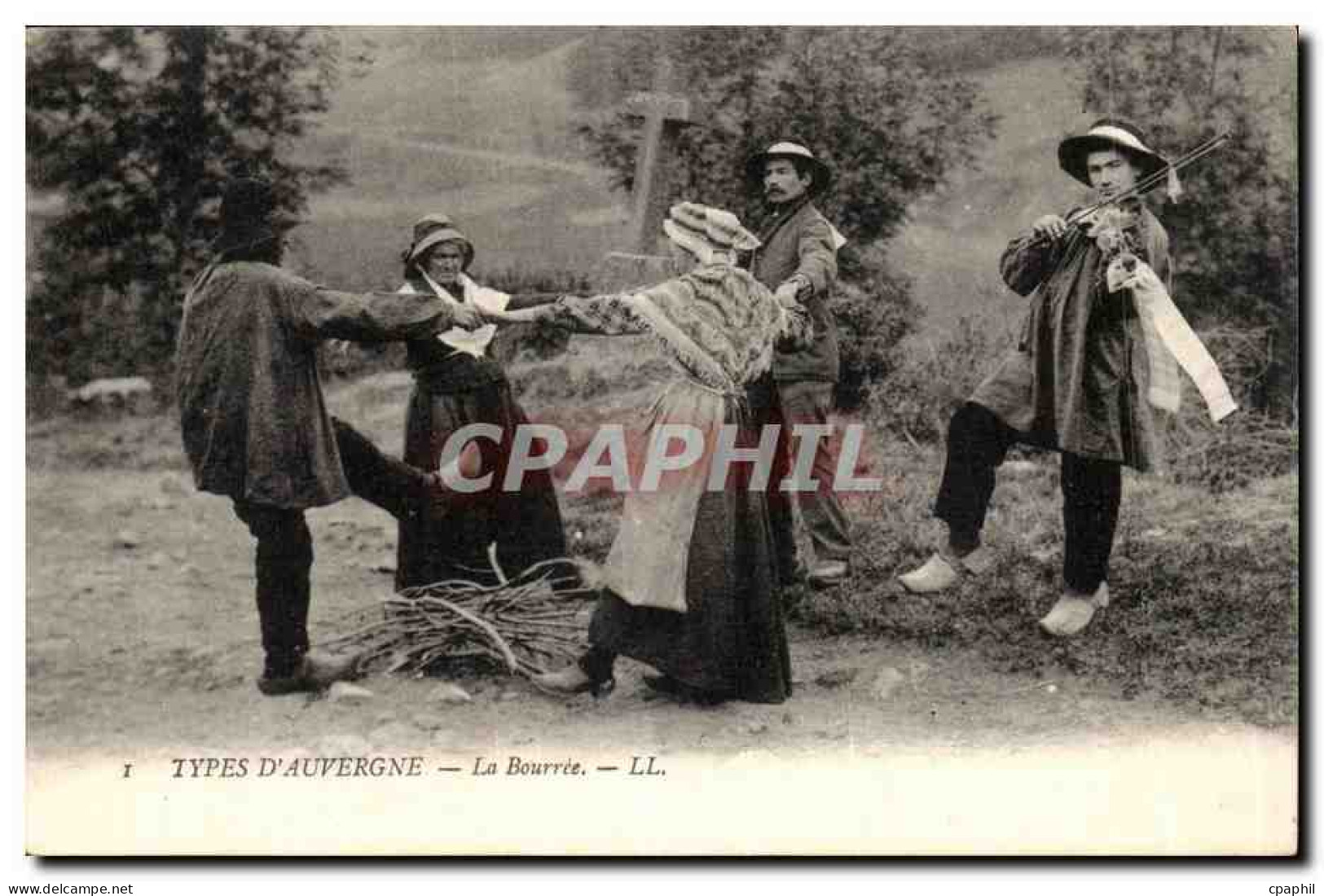 Puy de Dome- Types D'Auvergne- La Bourree- danser-violon-instrument-musique -CPA