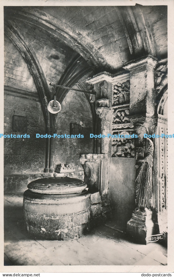 R018811 Arles en Provence Cloitre St Trophime Le Puits George Arles