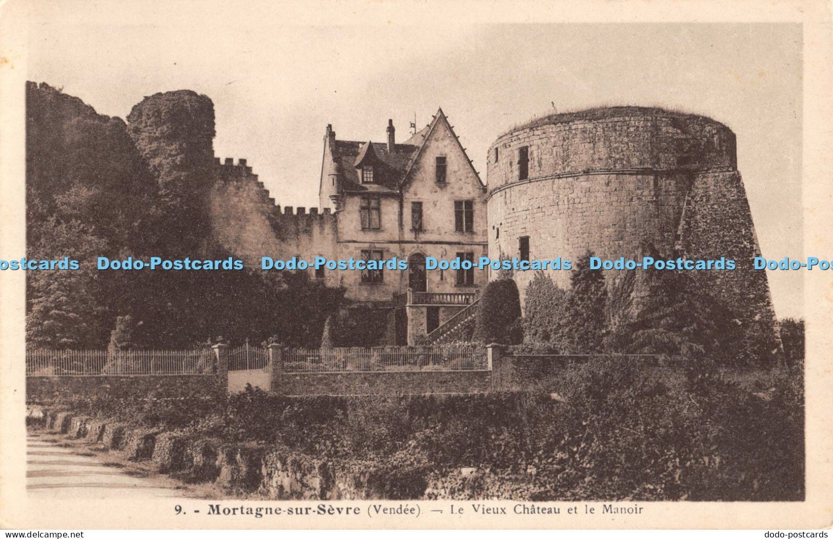 R044379 Mortagne sur Sevre Le Vieux Chateau et le Manoir Jehly Poupin