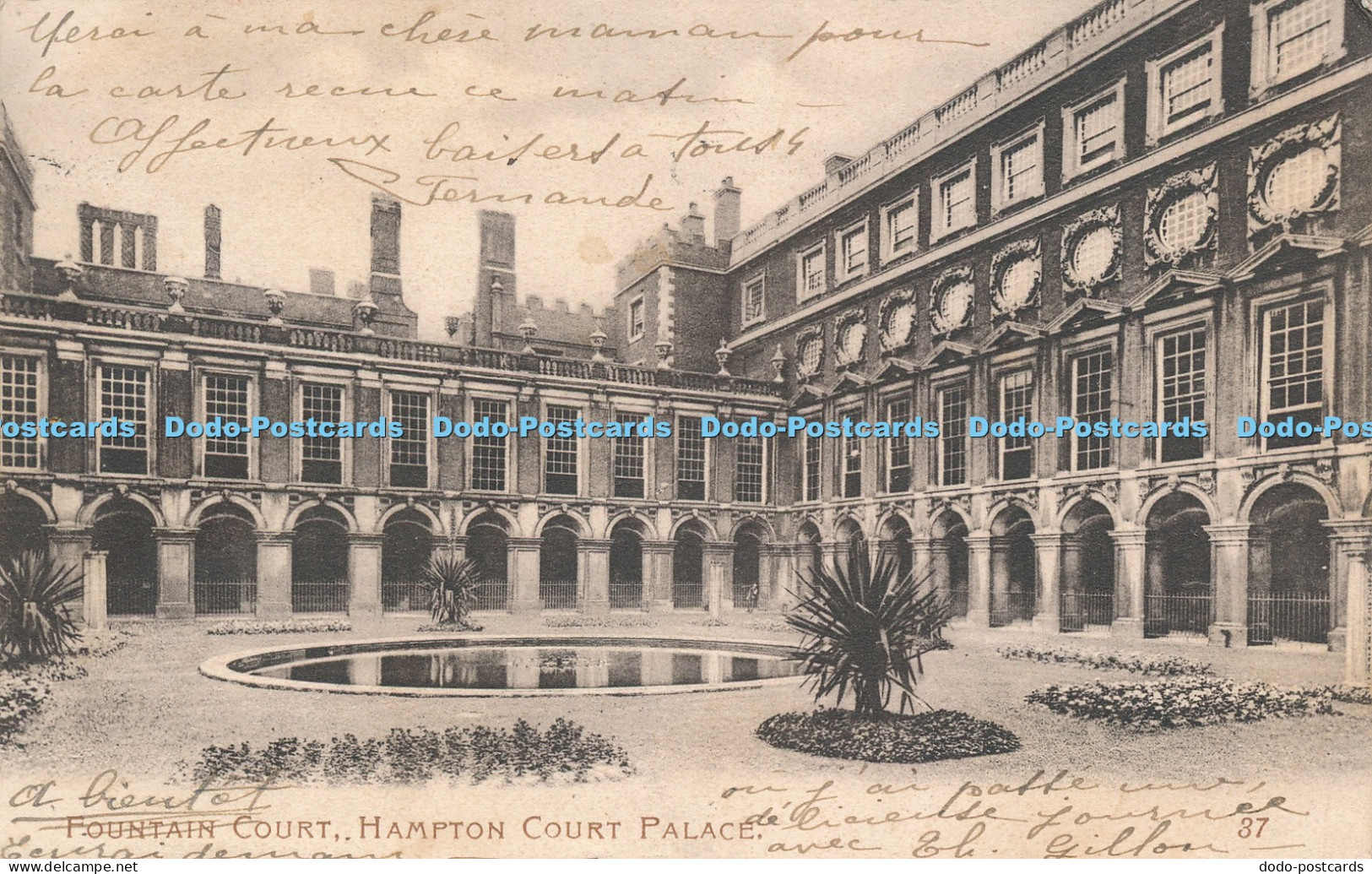 R048221 Fountain Court Hampton Court Palace 1909