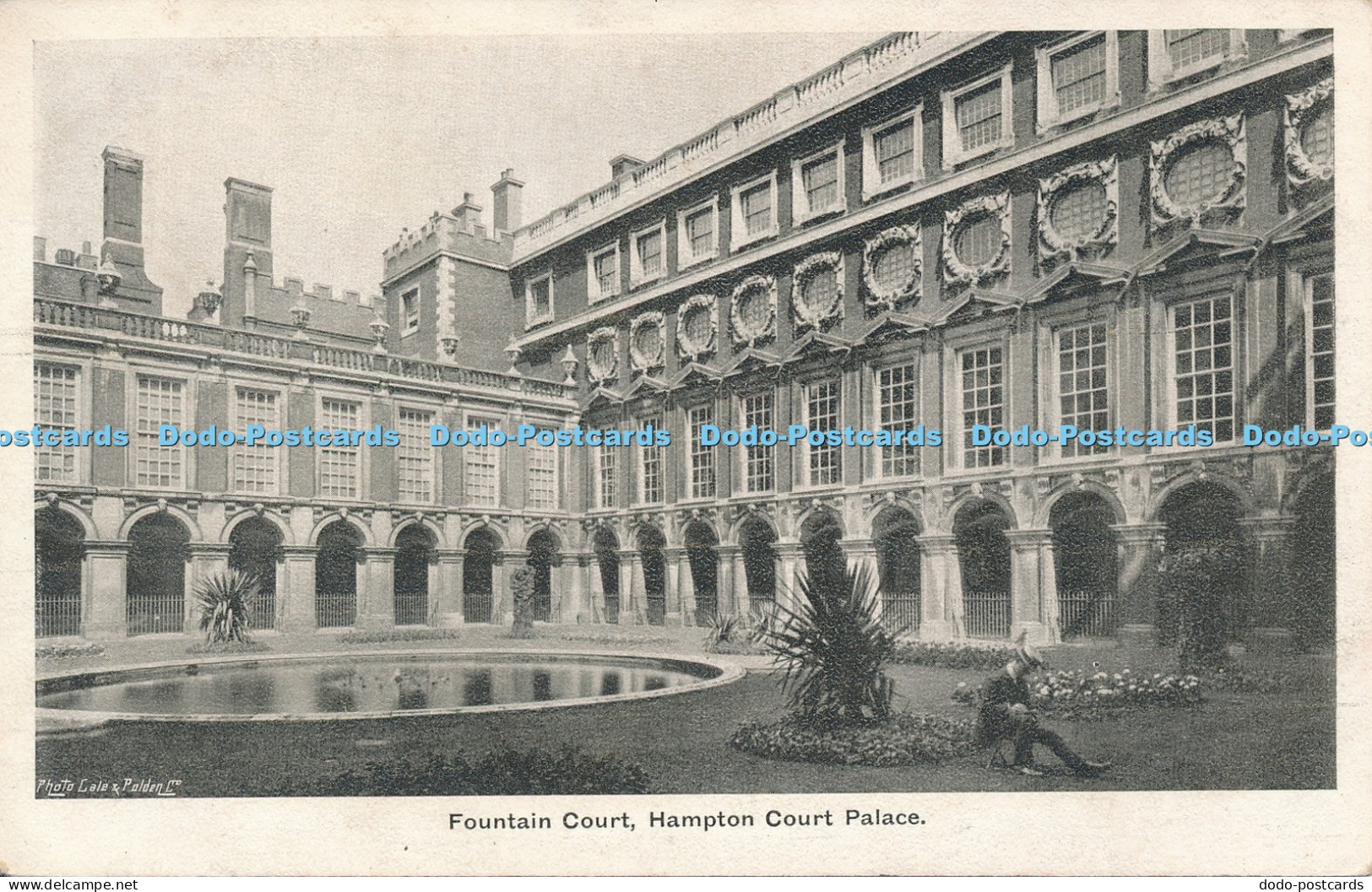R049274 Fountain Court Hampton Court Palace Wellington