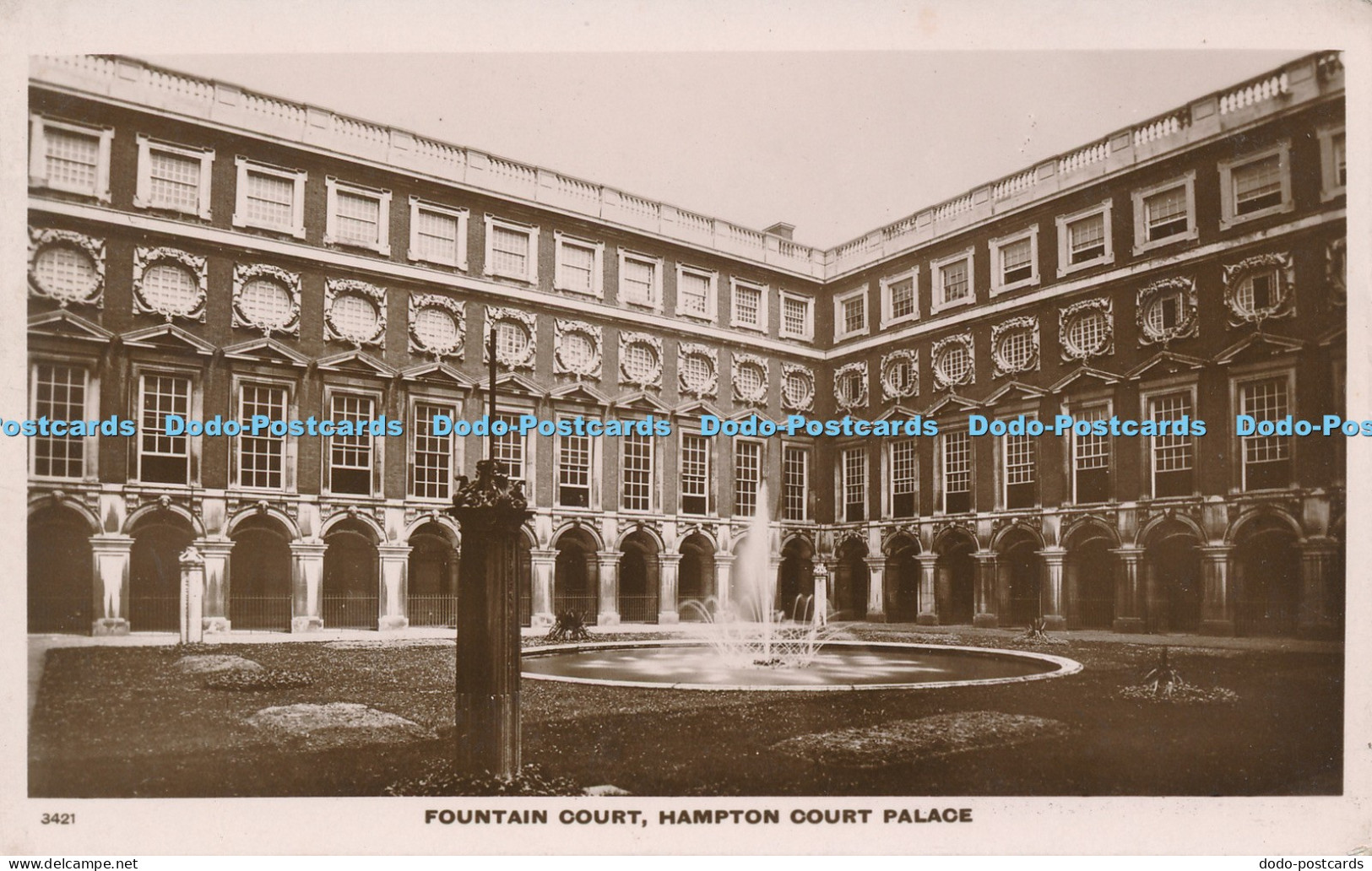R049329 Fountain Court Hampton Court Palace Hayden