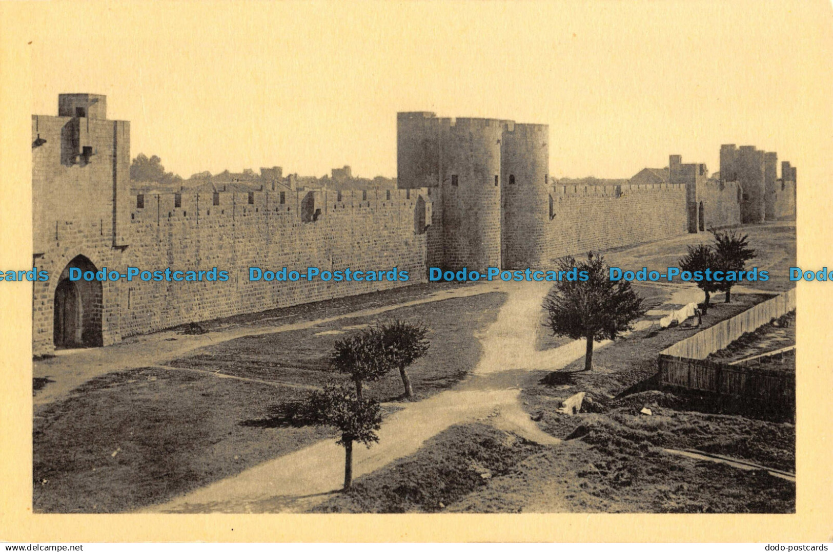 R051869 Aigues Mortes. Remparts. Face Sud