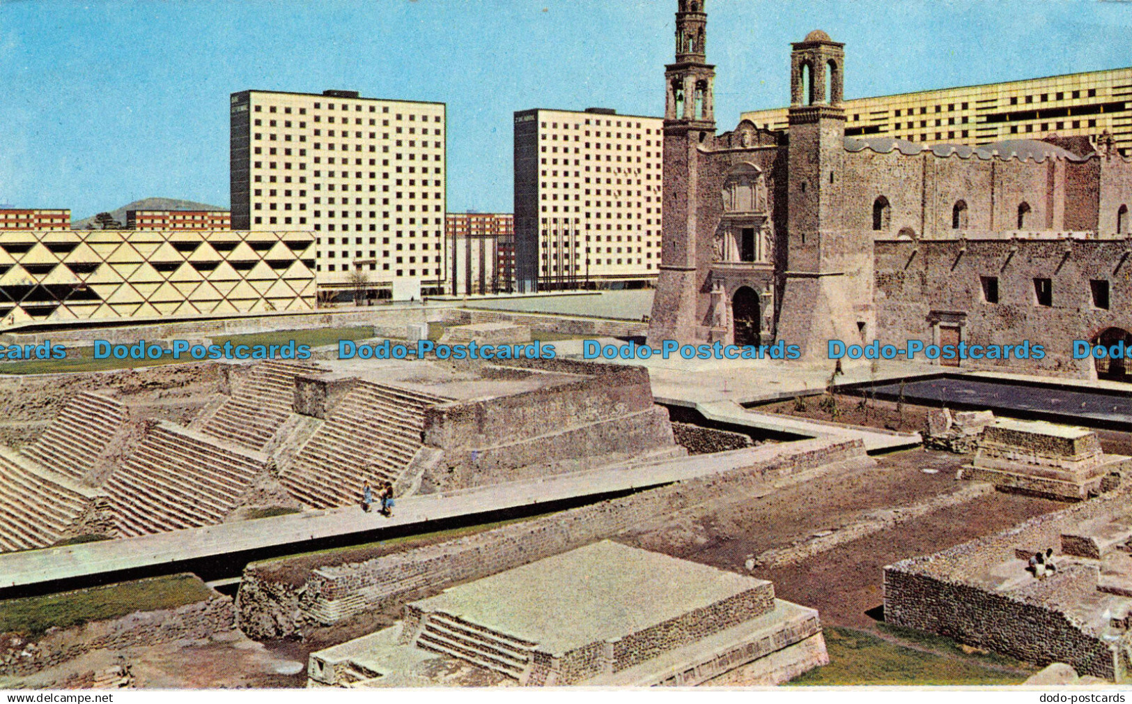 R069106 Antiguas Piramides Templo de Santiago Tlatelolco y Edificios Modernos. M