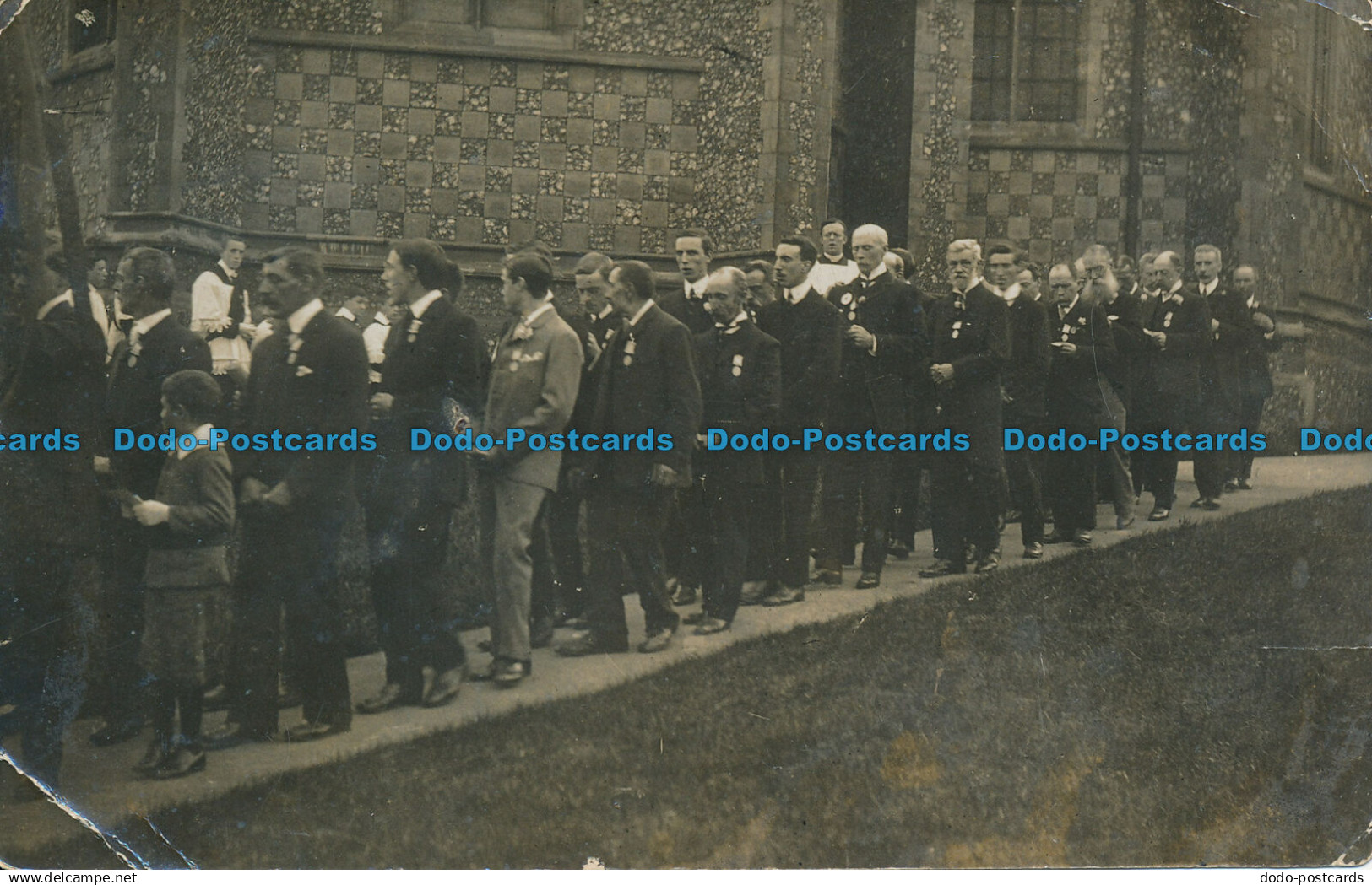 R094997 Old Postcard. Mens near the Building. 1909