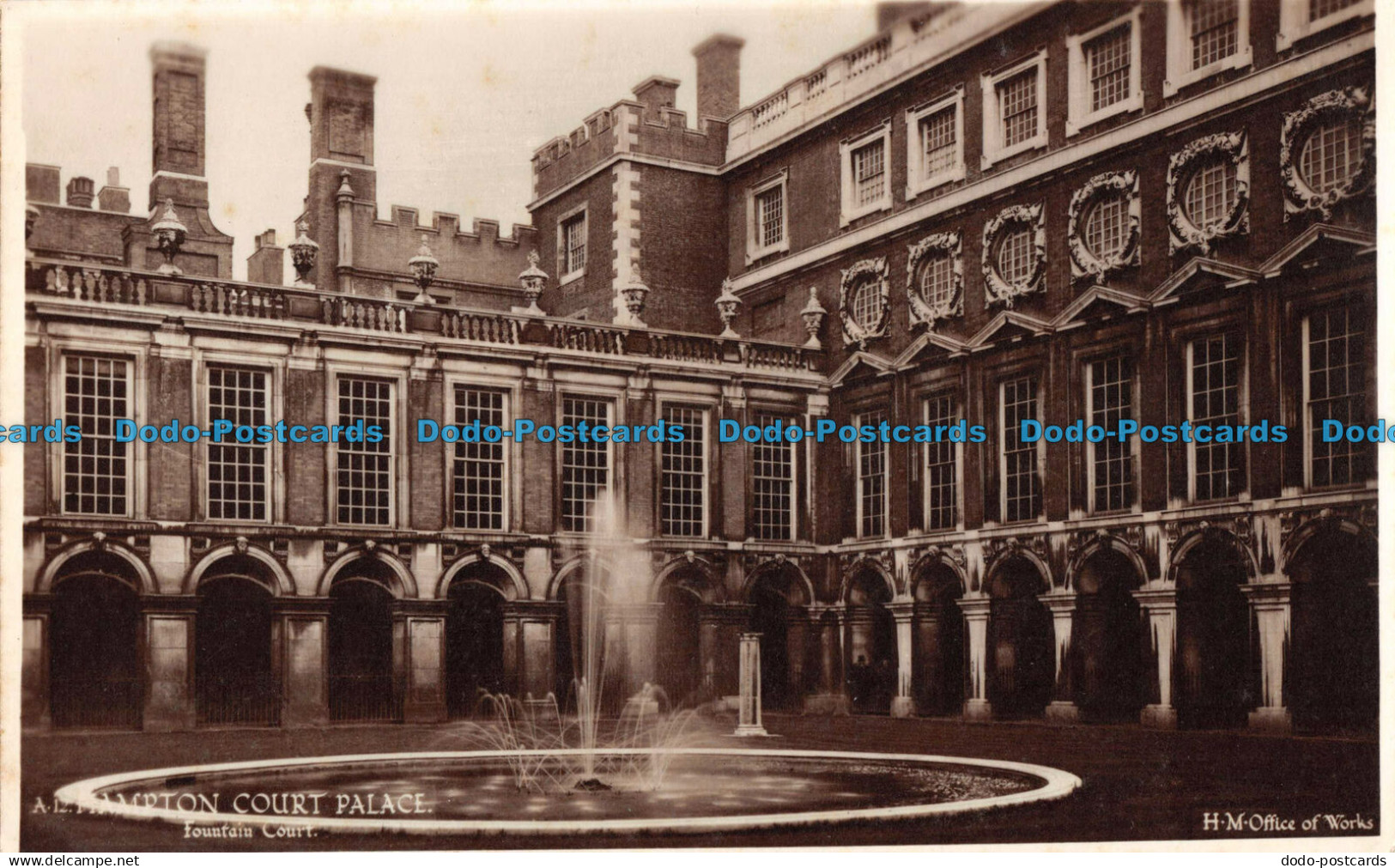 R095663 Hampton Court Palace. Fountain Court. Office of Works