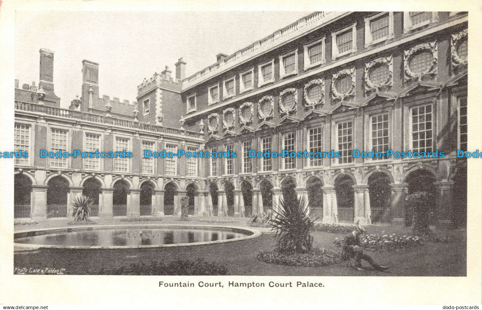 R158667 Fountain Court. Hampton Court Palace. Gale and Polden