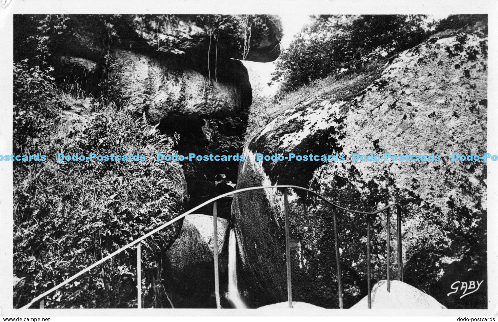 R174300 Le Huelgoat. Finistere. Le Gouffre. Gaby