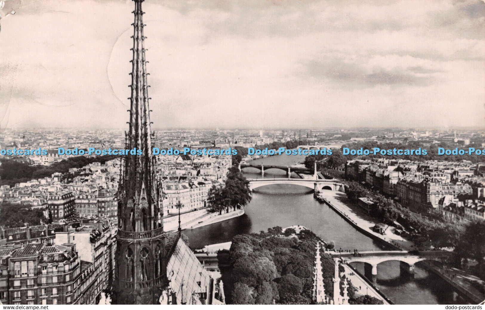 R485045 10 Paris Vue panoramique prise de Notre Dame Globe 1953