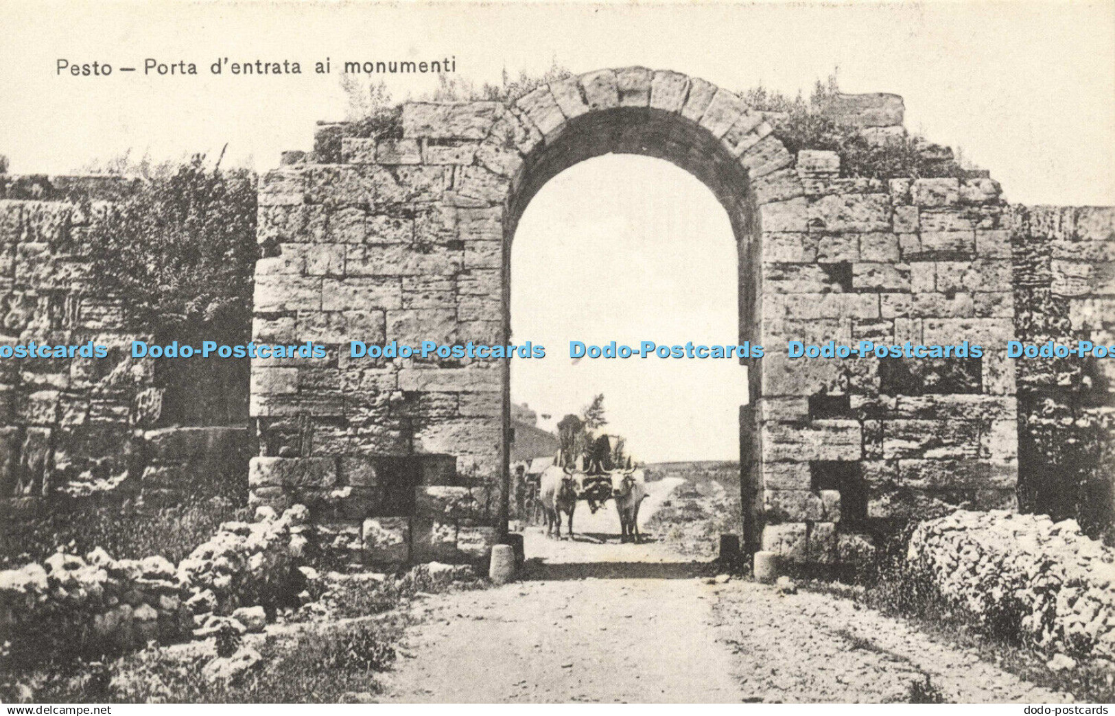 R593614 Pesto Porta d entrata ai monumenti Vincenzo Cataneo