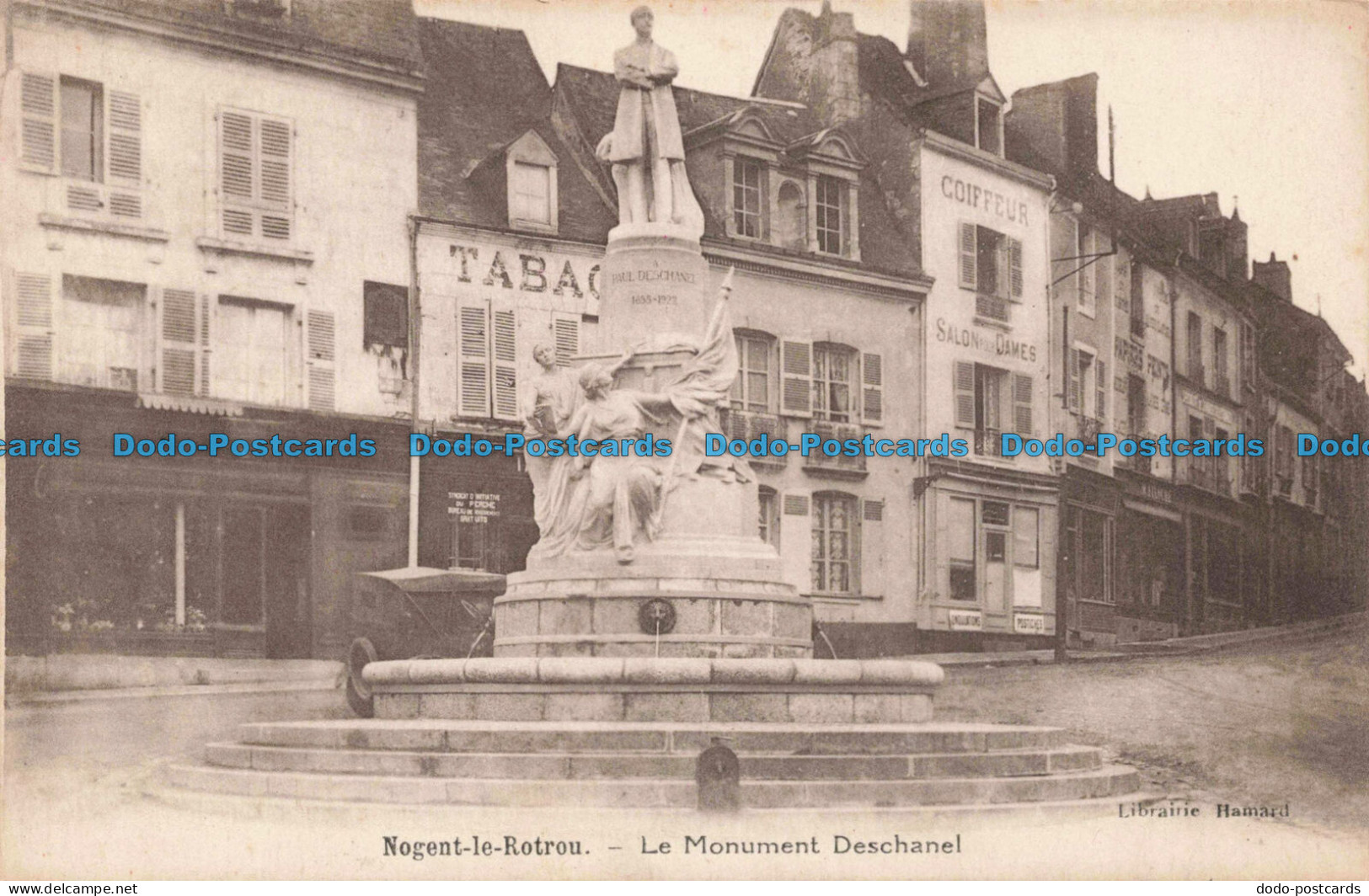 R675115 Nogent le Rotrou. Le Monument Deschanel. Librairie Hamard