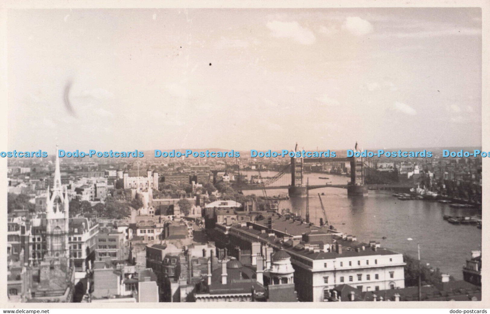 R694914 London. View of the River Thames