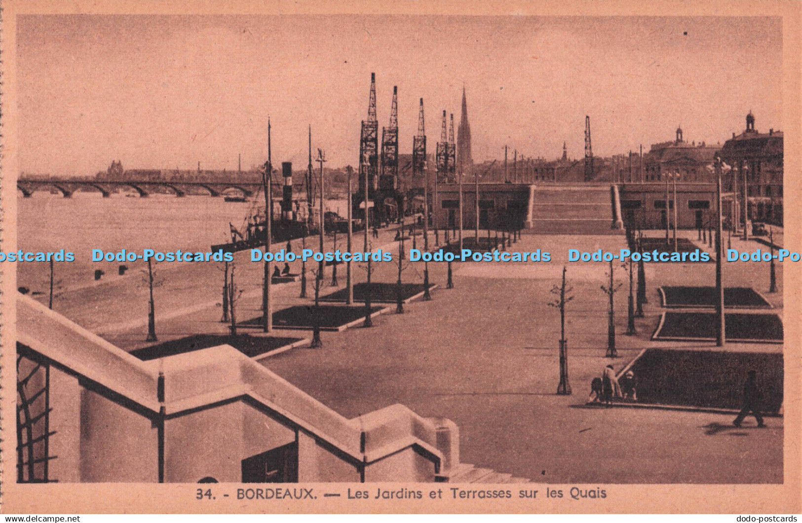 R725319 Bordeaux Les Jardins et Terrasses Sur Les Quais La Cigogne