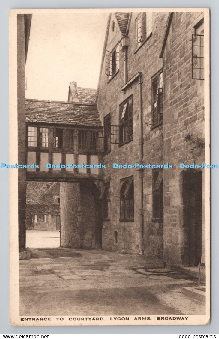 R805242 Broadway. Lygon Arms. Entrance to Courtyard. Russell. Broadway. Worcs. T
