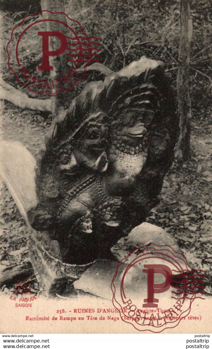 RARE     RUINES D'ANGKOR  ANGKOR THOM EXTREMITE DE RAMPE EN TETE DE NAGA