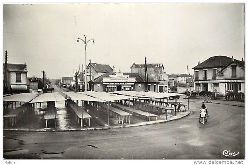- ref -H791 - essonne - vigneux sur seine - place anatole france et son marche - cafe tabac - magasin coop -