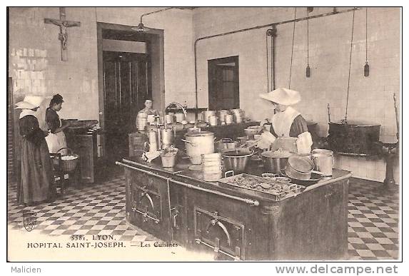 REF MLA DIV -ref no 197 -RHONE -lyon -hopital saint joseph -les cuisines   -bon etat