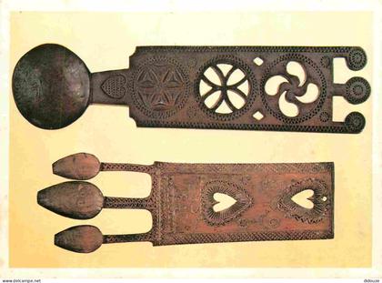 Royaume-Uni - Pays de Galles - Swansea - Museum - two welsh love spoons - 19th century from carmarthenshire donated by c