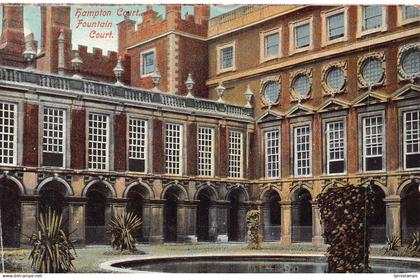 A786 England 1905 Hampton Court Fountain Court vintage postcard