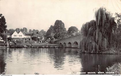 England - SONNING Bridge River Thames
