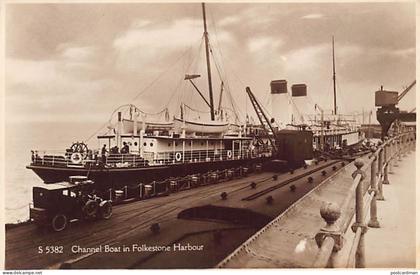 England - FOLKESTONE - Channel boat in harbour