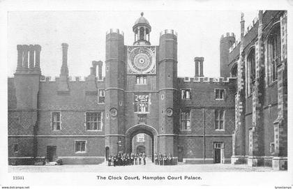 B142 England Hampton Court Palace Clock Court vinatge postcard