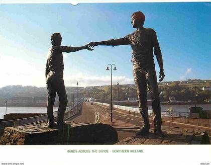 Carte Postale - Irlande du Nord - Derry - Hands across the divide northern ireland - Art Statue - Northern Ireland - CPM