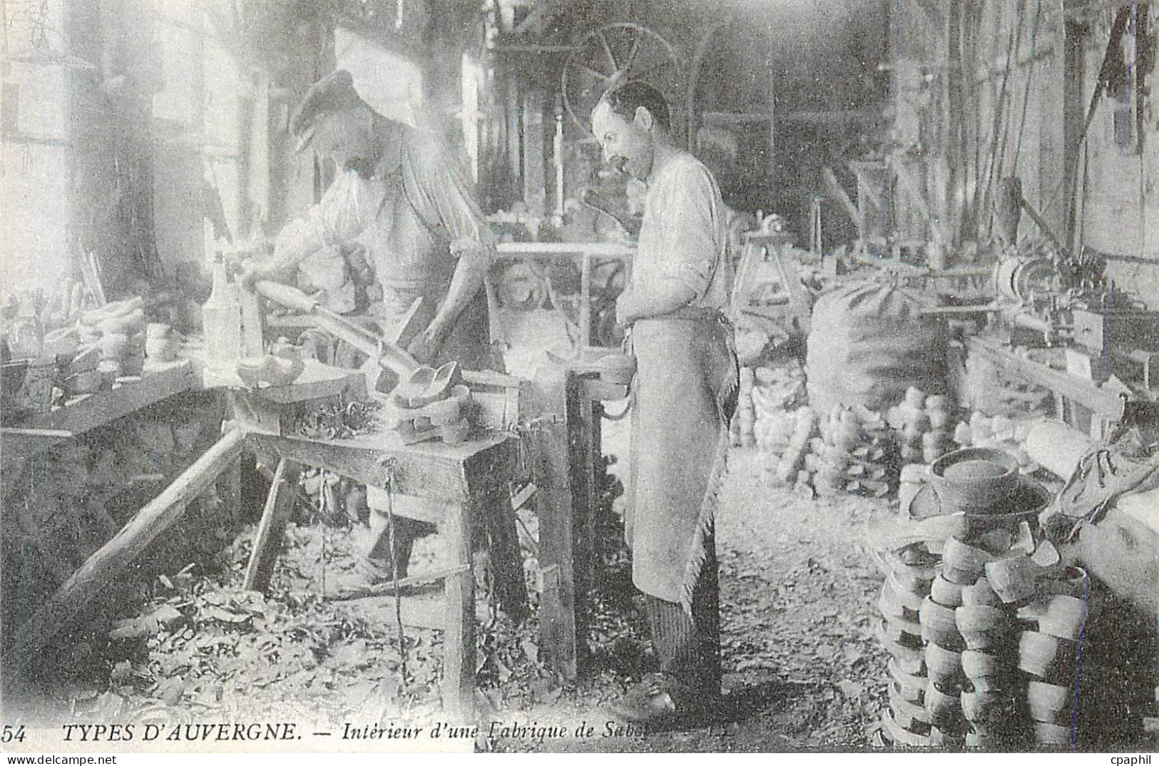 REPRO Types d'Auvergne Interieur d'une Fabrique de Sabot