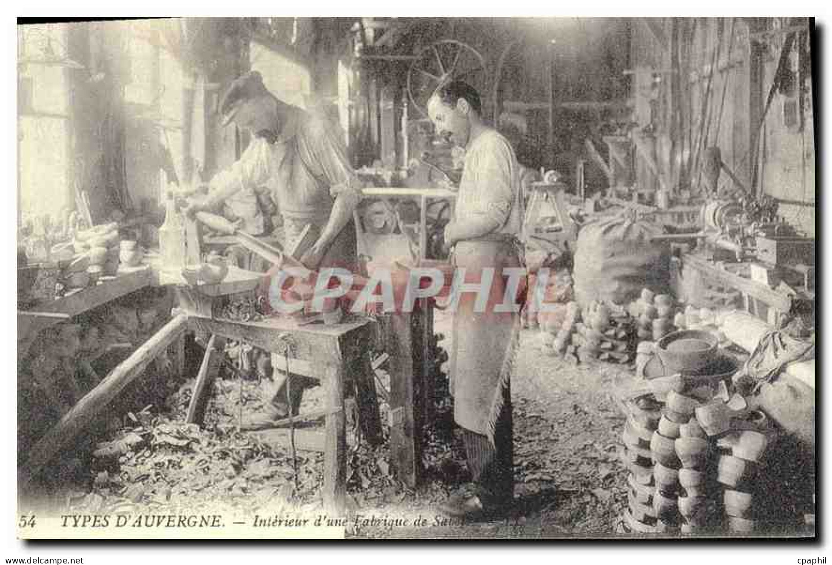 REPRO Types d'Auvergne Interieur d'une Fabrique de Sabot