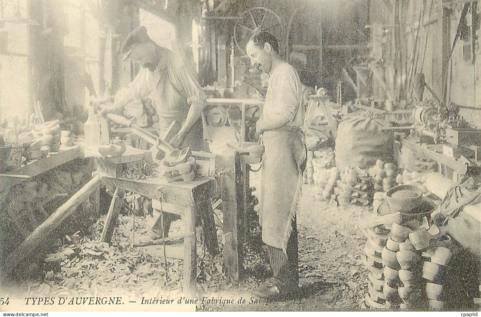 REPRO Types D'Auvergne Interieur d'une Fabrique de Sabot Auvergne