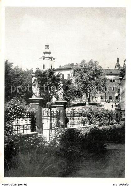 Maehrisch-Schoenberg Statuen Blick zur Kirche
