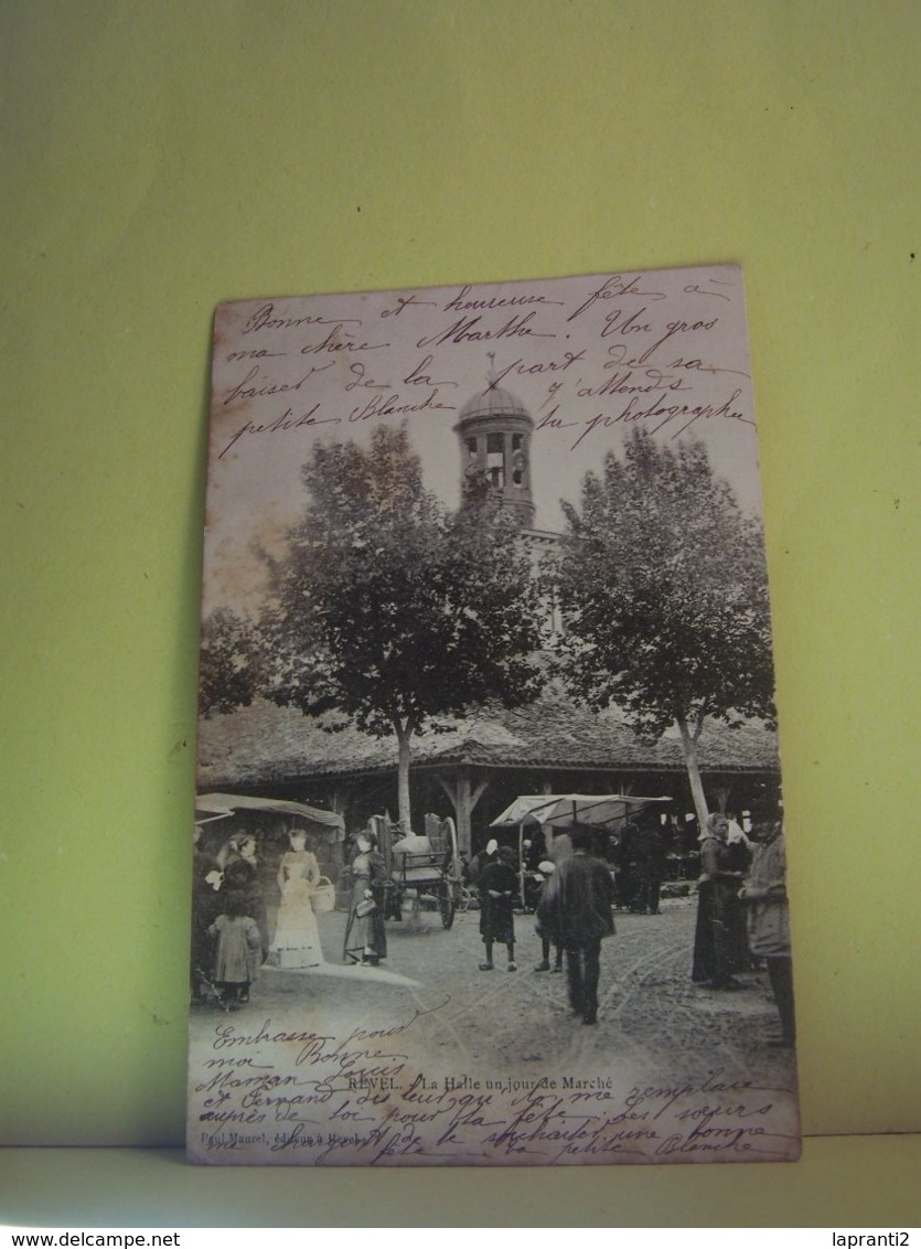 REVEL (HAUTE GARONNE) LA HALLE UN JOUR DE MARCHE.
