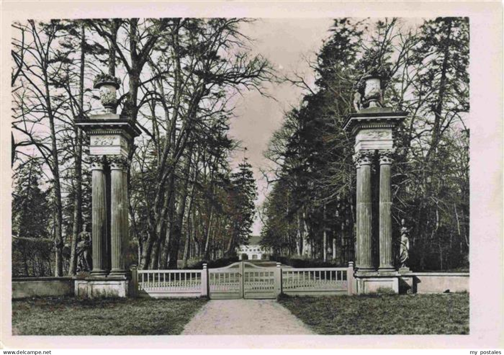 Rheinsberg Brandenburg Schloss-Rheinsberg Parktor Eingangstor Saeulen Allee Park