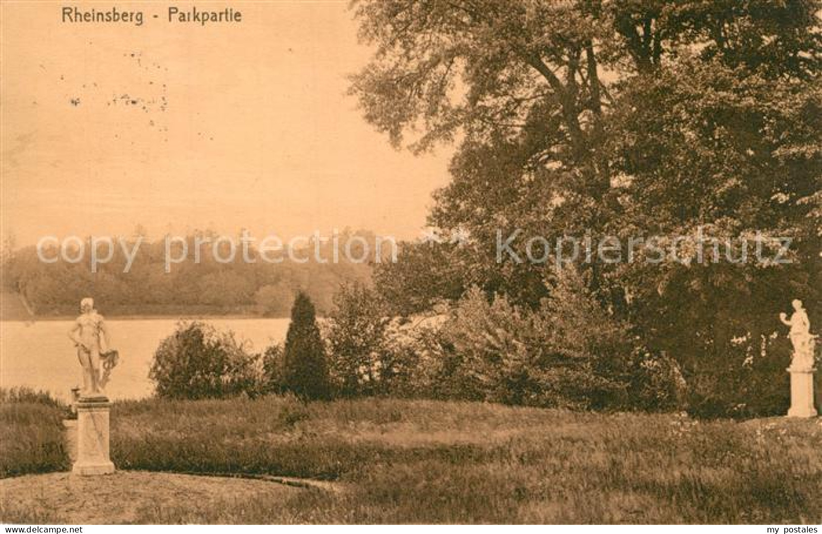 Rheinsberg Partie im Park Statuen