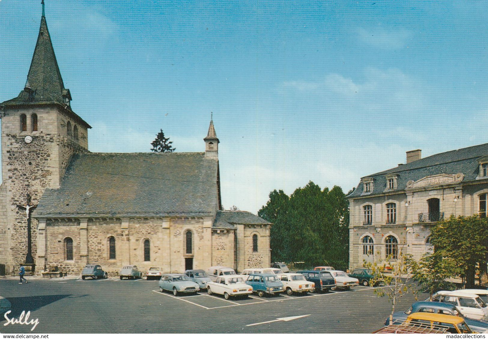 Riom ès Montagnes(15 - Cantal) L'Eglise  ,l'Hôtel de Ville