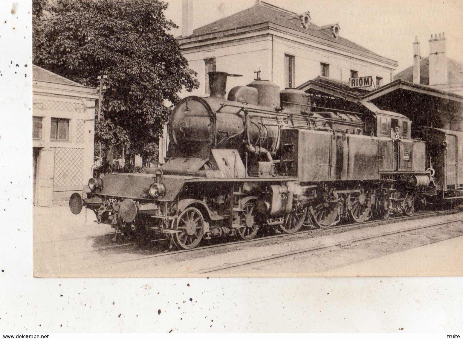 RIOM LOCOMOTIVES DU SUD-EST (EX PLM ) EN GARE