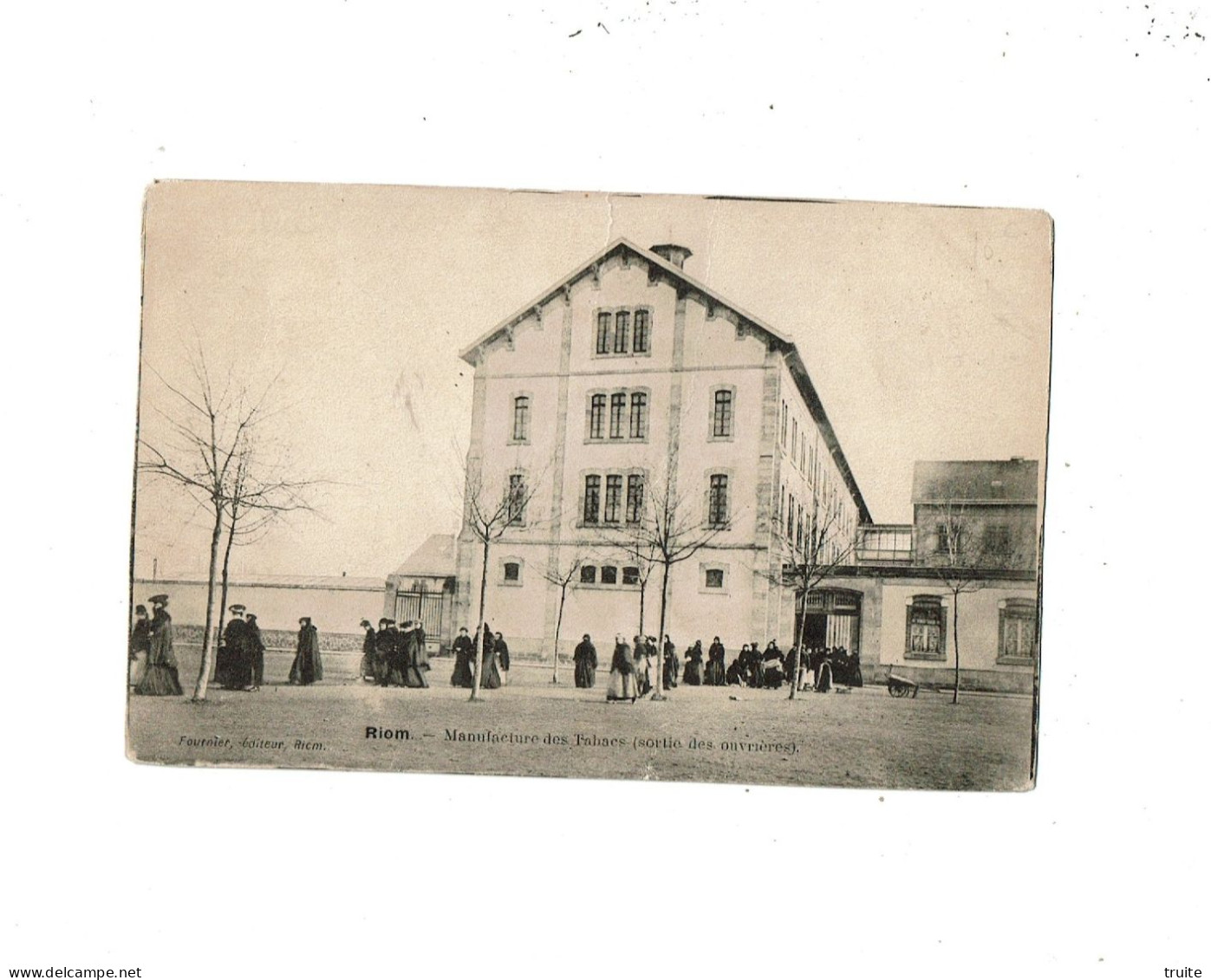 RIOM MANUFACTURE DES TABACS ( SORTIE DES OUVRIERES )