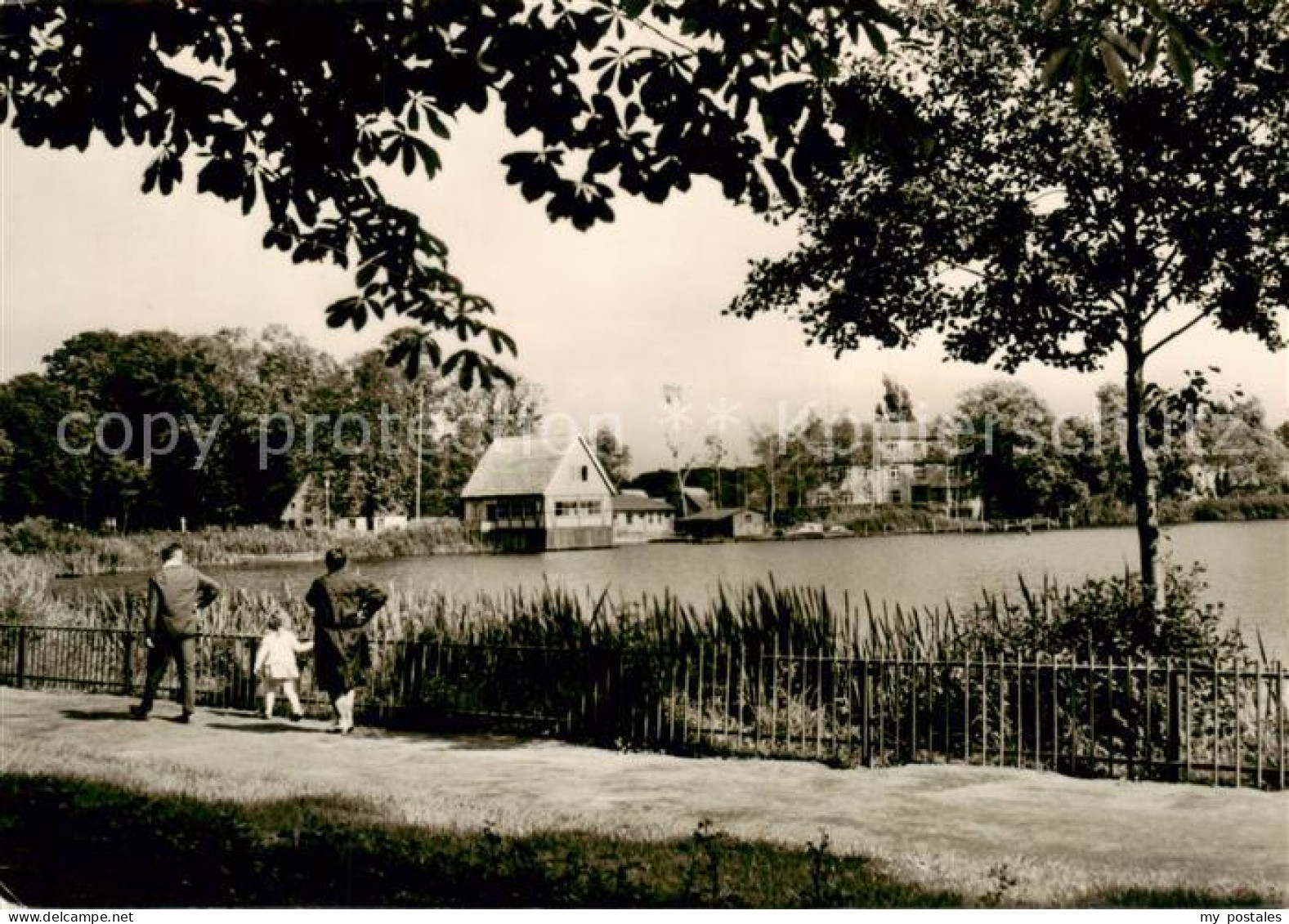 Roebel Mueritz Seepromenade und Seglerheim