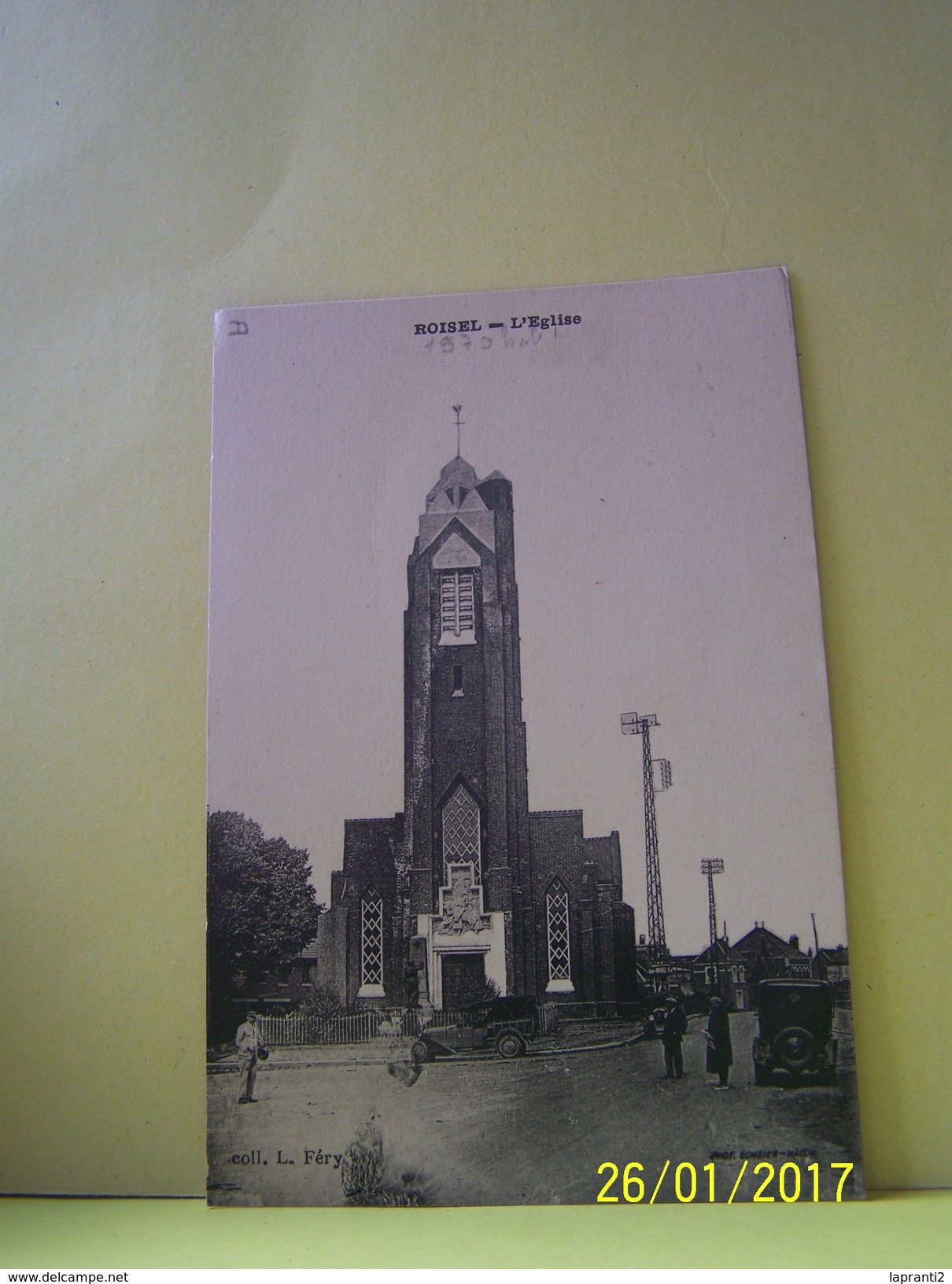 ROISEL (SOMME) LES VOITURES. L'EGLISE.